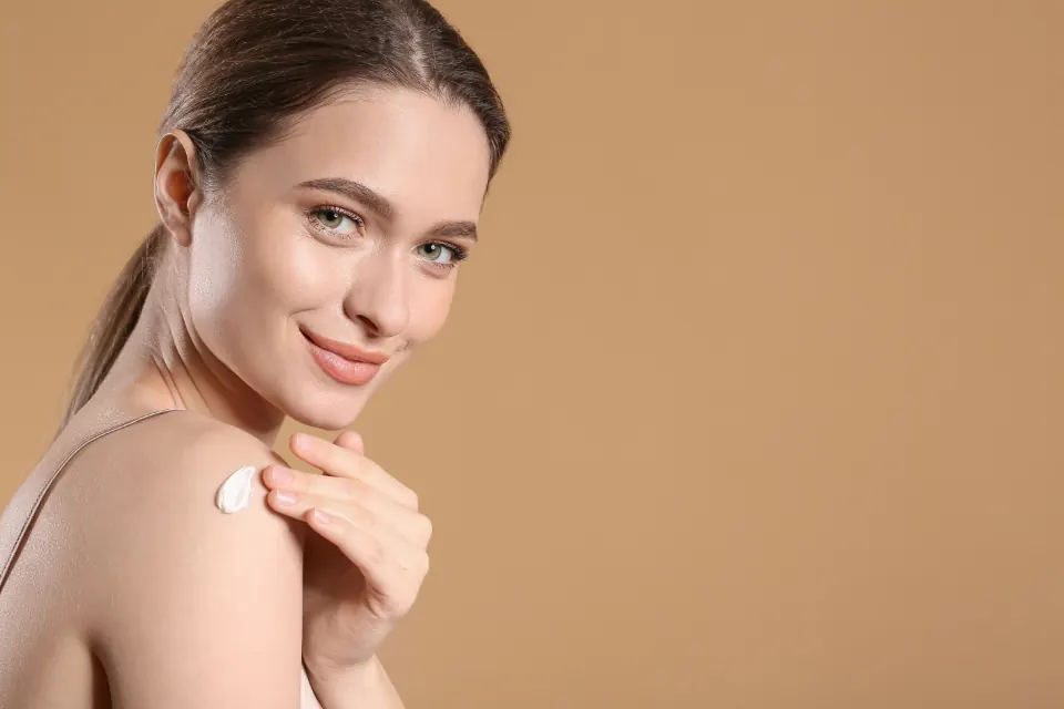 大切な日を前に、自分をていねいに整える女性のイメージ